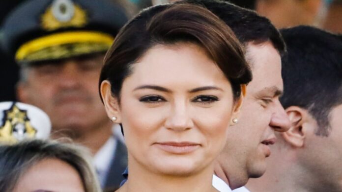 michelle-bolsonaro-desafia-senador-sobre-pre-candidatura-no-df-e-reafirma-apoio-a-celina-leao