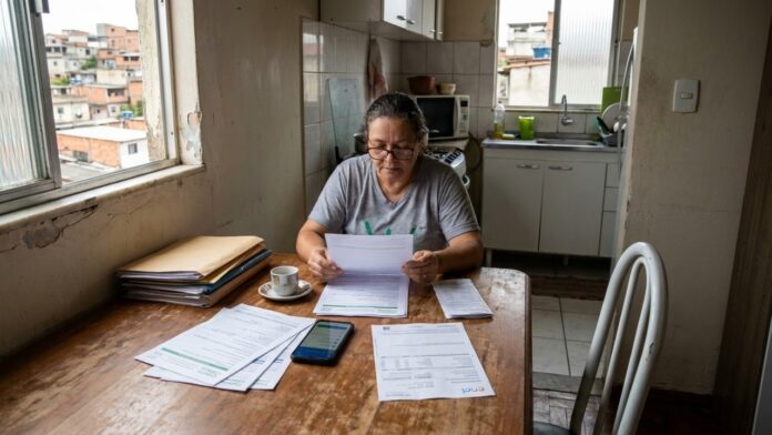 brasileiros-que-moram-sozinhos-em-2026-podem-ganhar-beneficios-sociais-e-reduzir-despesas-fixas