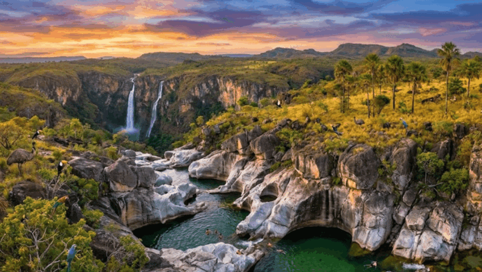 pedras-de-1-bilhao-de-anos-e-cachoeiras-de-120-metros,-maior-parque-de-cerrado-do-mundo-encanta-pela-beleza-a-230-km-de-brasi pedras-de-1-bilhao-de-anos-e-cachoeiras-de-120-metros,-maior-parque-de-cerrado-do-mundo-encanta-pela-beleza-a-230-km-de-brasi