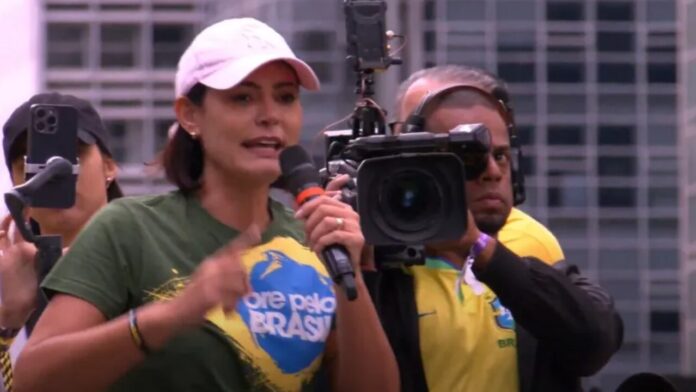 o-gesto-publico-de-michelle-bolsonaro-que-pode-selar-a-paz-com-flavio