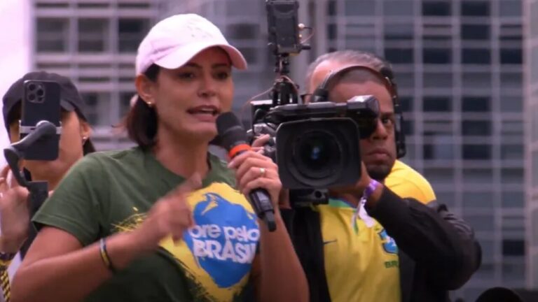 o-gesto-publico-de-michelle-bolsonaro-que-pode-selar-a-paz-com-flavio
