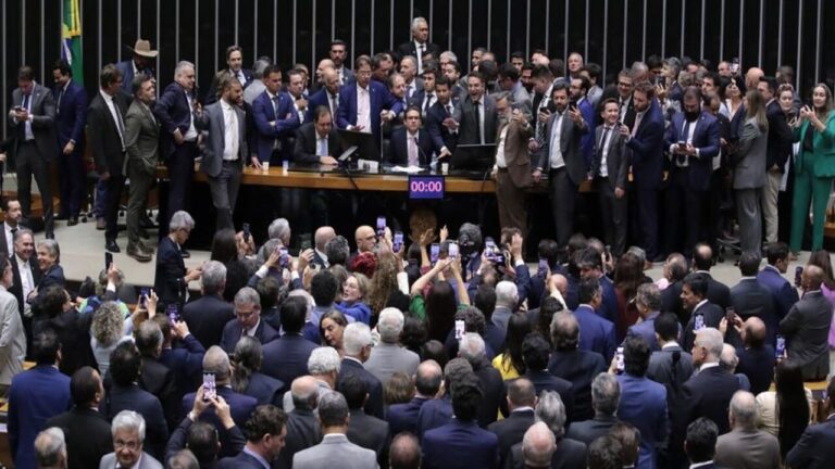camara-derruba-veto-de-lula-e-abre-caminho-para-reducao-de-pena-de-bolsonaro