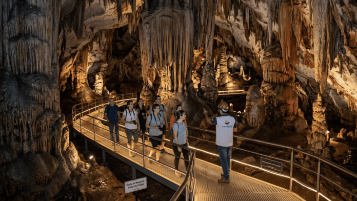 em-minas,-caverna-com-600-milhoes-de-anos-de-historia-e-dois-seculos-de-historia-cria-cenario-que-parece-irreal