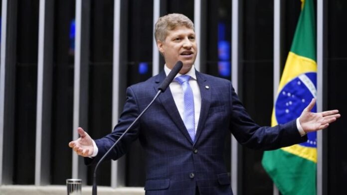 jose-mucio-recua-e-pede-desculpas-a-van-hattem-apos-episodio-envolvendo-abordagem-do-general-na-camara-dos-deputados