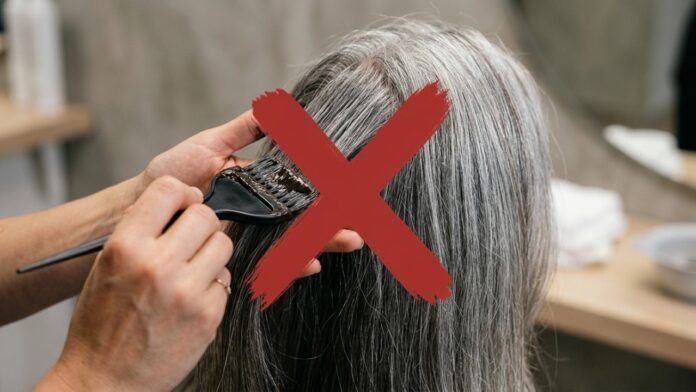 chega-de-tinturas-agressivas:-os-6-produtos-que-cobrem-os-cabelos-grisalhos-sem-quimica-e-sem-agredir-os-fios chega-de-tinturas-agressivas:-os-6-produtos-que-cobrem-os-cabelos-grisalhos-sem-quimica-e-sem-agredir-os-fios