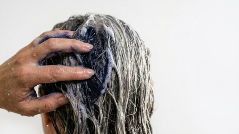 4-shampoos-acessiveis-que-podem-disfarcar-cabelos-grisalhos-sem-deixar-os-fios-cheios-de-produtos-quimicos