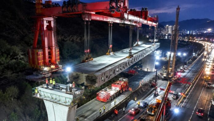 megaprojeto-na-china-desafia-engenharia-e-constroi-viaduto-gigante-de-2.500-toneladas-em-tempo-recorde-de-24-horas megaprojeto-na-china-desafia-engenharia-e-constroi-viaduto-gigante-de-2.500-toneladas-em-tempo-recorde-de-24-horas
