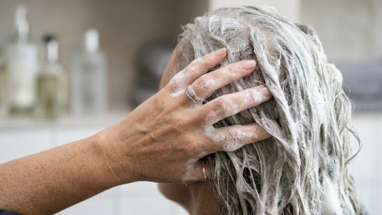 mulheres-com-mais-de-40-anos-apostam-neste-shampoo-de-drogaria-para-manter-os-cabelos-brancos-brilhantes-e-sem-amarelo