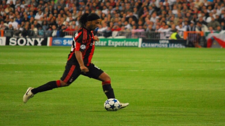 gesto-de-ronaldinho-gaucho-durante-hino-nacional-chama-atencao-e-gera-repercussao
