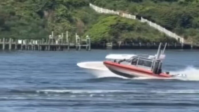 manobra-impressionante-da-guarda-costeira-dos-eua-intercepta-barco-fora-de-controle-em-alta-velocidade
