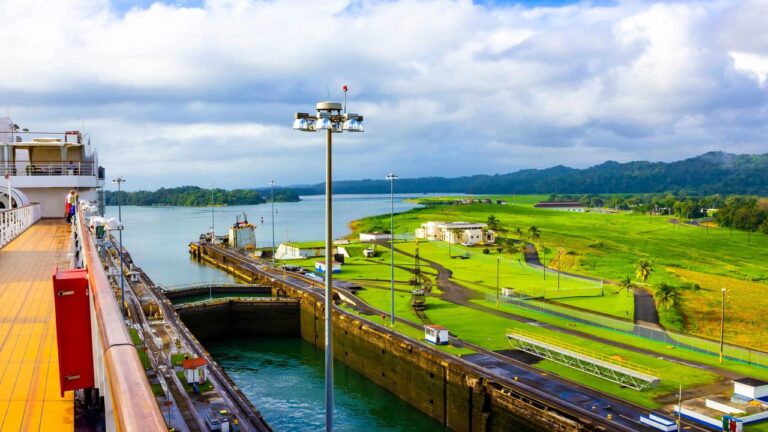 o-maior-desafio-de-engenharia-do-seculo-com-cerca-de-80-km-que-liga-dois-oceanos-e-permite-aos-navios-evitar-uma-rota-perigosa