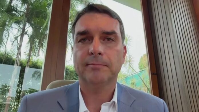 flavio-bolsonaro-comemora-vitoria-da-direita-nas-eleicoes-presidenciais-da-colombia