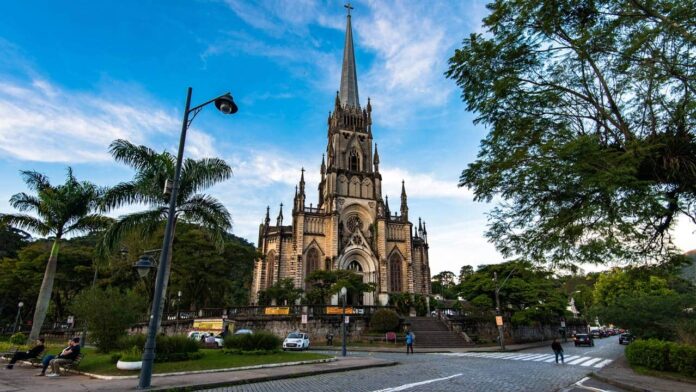 unica-cidade-das-americas-planejada-por-um-imperador-detem-a-coroa-de-dom-pedro-ii-e-a-primeira-cervejaria-do-brasil-aos-68-mil unica-cidade-das-americas-planejada-por-um-imperador-detem-a-coroa-de-dom-pedro-ii-e-a-primeira-cervejaria-do-brasil-aos-68-mil