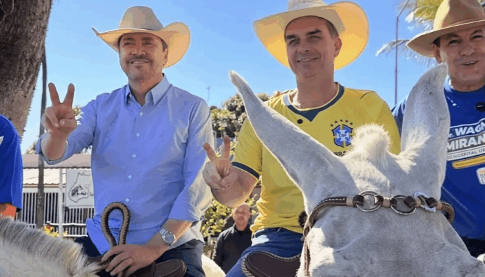 flavio-bolsonaro-participa-de-evento-do-pl-em-goias-e-reforca-apoio-as-pre-candidaturas flavio-bolsonaro-participa-de-evento-do-pl-em-goias-e-reforca-apoio-as-pre-candidaturas