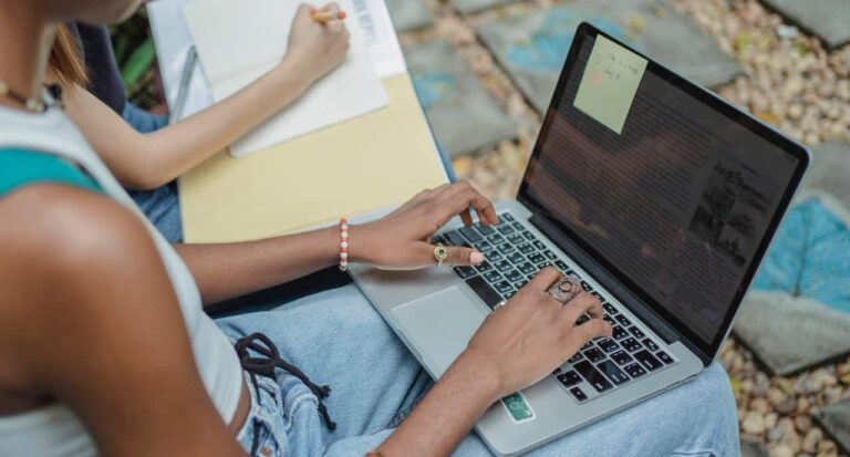 programa-gratuito-oferece-cursos-de-ingles-para-jovens-interessados-​​em-tecnologia-e-inovacao