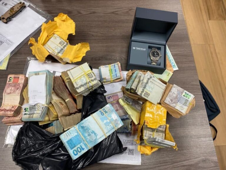 pf-encontra-dinheiro-escondido-embaixo-de-sofa-durante-operacao-no-rj