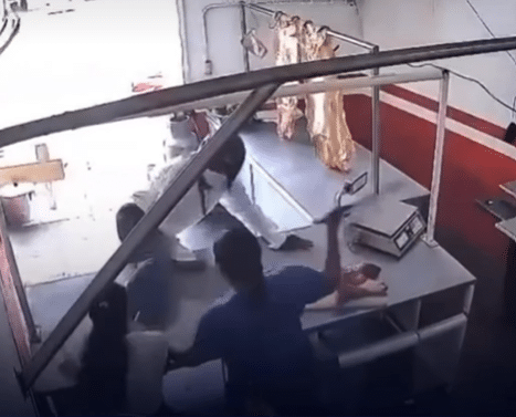 acougueiro-reage-a-assalto-com-facao-e-faz-criminoso-fugir-as-pressas,-assista-video acougueiro-reage-a-assalto-com-facao-e-faz-criminoso-fugir-as-pressas,-assista-video