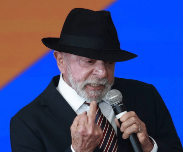 gesto-de-lula-em-cerimonia-no-planalto-gera-criticas-e-repercussao-nas-redes-sociais gesto-de-lula-em-cerimonia-no-planalto-gera-criticas-e-repercussao-nas-redes-sociais