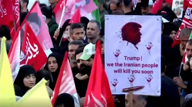 mensagem-exibida-no-funeral-do-lider-iraniano-chama-atencao-e-aumenta-tensao-com-os-eua