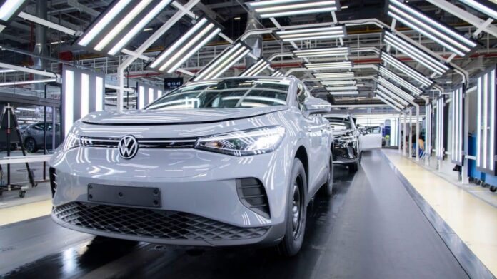 volkswagen-anuncia-plano-para-fechar-quatro-fabricas-e-cortar-ate-100-mil-empregos-na-alemanha volkswagen-anuncia-plano-para-fechar-quatro-fabricas-e-cortar-ate-100-mil-empregos-na-alemanha