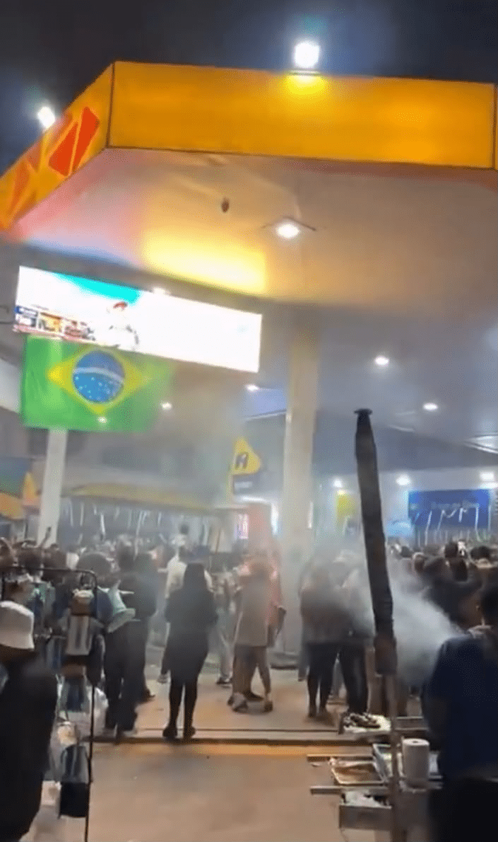 polemica:-multidoes-de-brasileiros-se-reunem-em-sp-para-torcer-pela-argentina;-assista-ao-video