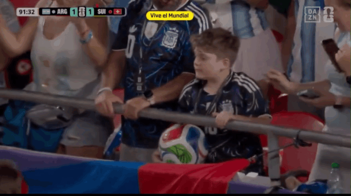 video:-pai-incentiva-filho-e-nao-devolve-bola-na-copa-e-reacao-viraliza;-assistir