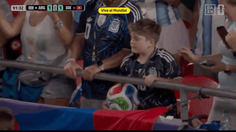video:-pai-incentiva-filho-e-nao-devolve-bola-na-copa-e-reacao-viraliza;-assistir