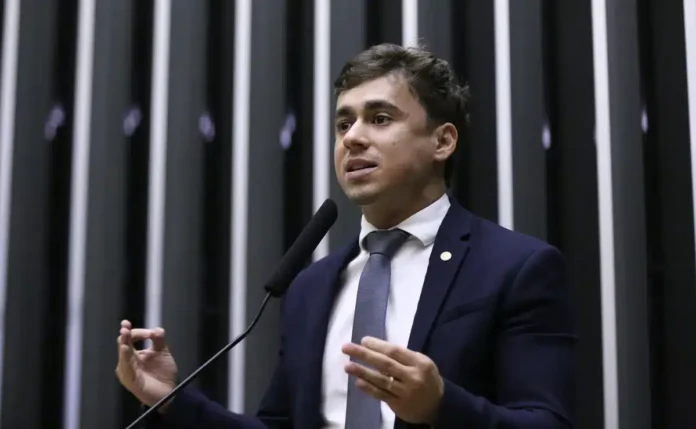 nikolas-diz-que-decisao-de-moraes-fortalece-flavio-bolsonaro-e-acusa-o-ministro-de-fazer-‘propaganda’;-do-pre-candidato nikolas-diz-que-decisao-de-moraes-fortalece-flavio-bolsonaro-e-acusa-o-ministro-de-fazer-‘propaganda’;-do-pre-candidato