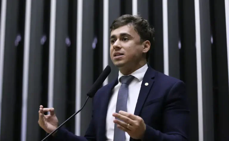 nikolas-diz-que-decisao-de-moraes-fortalece-flavio-bolsonaro-e-acusa-o-ministro-de-fazer-‘propaganda’;-do-pre-candidato