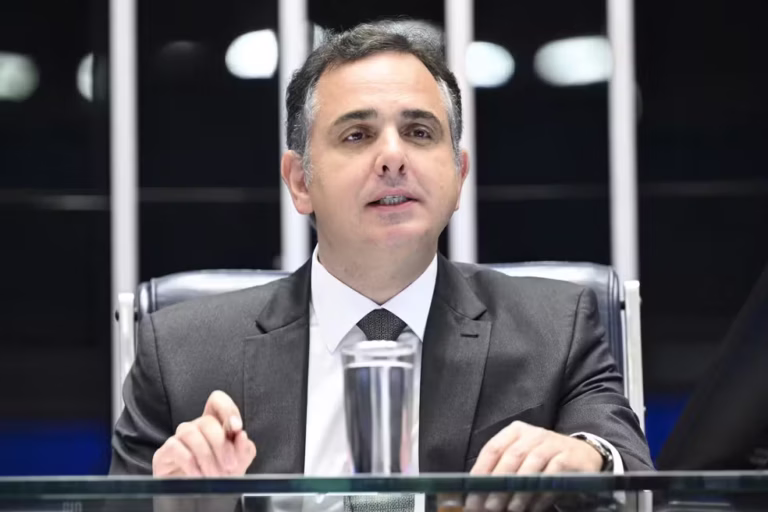 bomba:-pf-aponta-suposta-reuniao-para-influenciar-comando-do-inss;-pacheco-nega-reuniao-e-diz-que-ha-“confusao-de-informacoes”