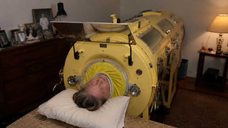 ela-viveu-72-anos-dentro-de-um-“pulmao-de-aco”:-a-historia-da-ultima-paciente-conhecida-a-usar-o-equipamento-em