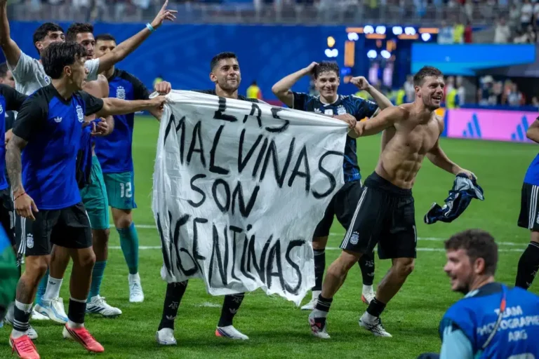 ilhas-malvinas-pedem-punicao-da-fifa-apos-gesto-de-jogadores-argentinos-na-copa-do-mundo