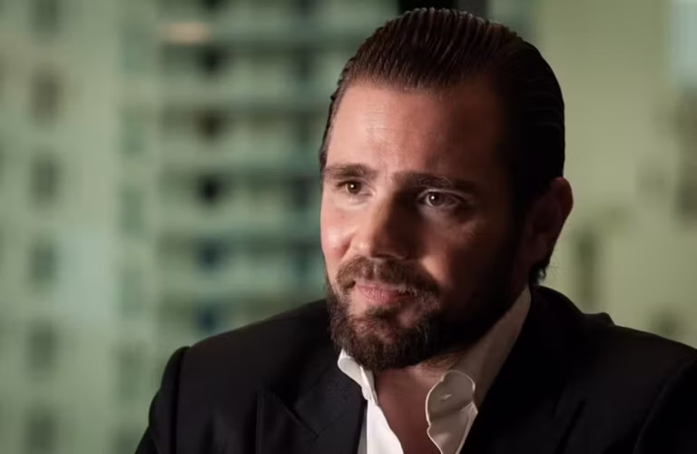 defesa-mostra-foto-de-flavio-bolsonaro-com-homem-apontado-como-chefe-de-milicia-privada-a-daniel-vorcaro