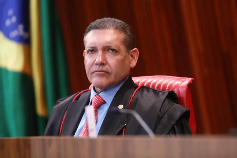 tse-manda-retirar-video-que-ligava-flavio-bolsonaro-ao-pcc-e-cita-desinformacao-eleitoral