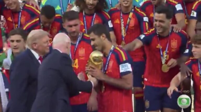 urgente:-trump-apresenta-a-copa-dos-campeoes-da-copa-do-mundo-de-2026;-assista-ao-video
