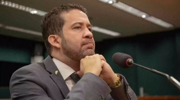 pgr-pede-que-janones-comprove-pagamento-em-acordo-apos-admitir-rachadinha