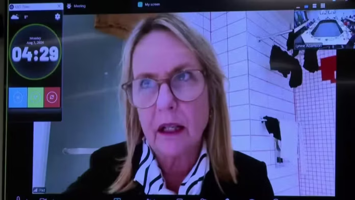 calcinhas-e-homem-no-banho:-vereadora-participa-de-reuniao-direto-do-banheiro;-veja-video