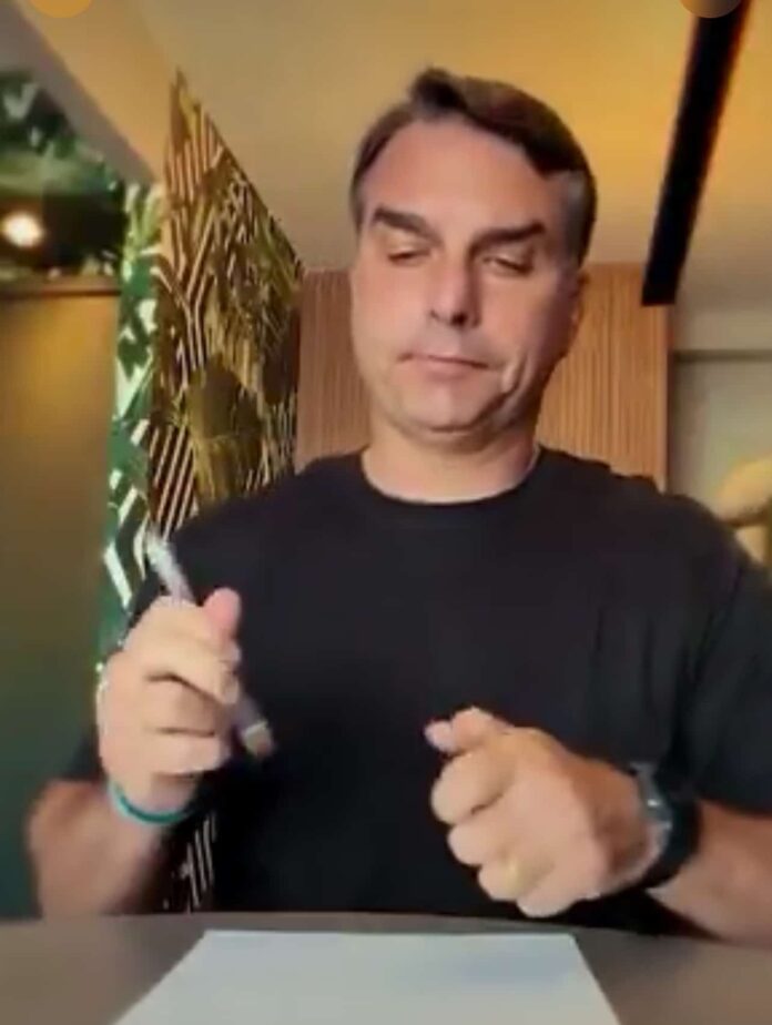 “ate-breve”:-flavio-bolsonaro-homenageia-jair-apos-ser-impedido-de-visita-lo;-veja-video