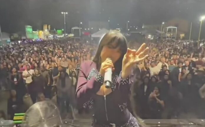 cantora-cita-lula-e-bolsonaro-durante-show-e-publico-reage-com-gritos-de-apoio-ao-ex-presidente;-veja-video