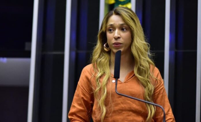 urgente:-camara-acaba-de-dar-passo-para-retirar-mandato-de-erika-hilton