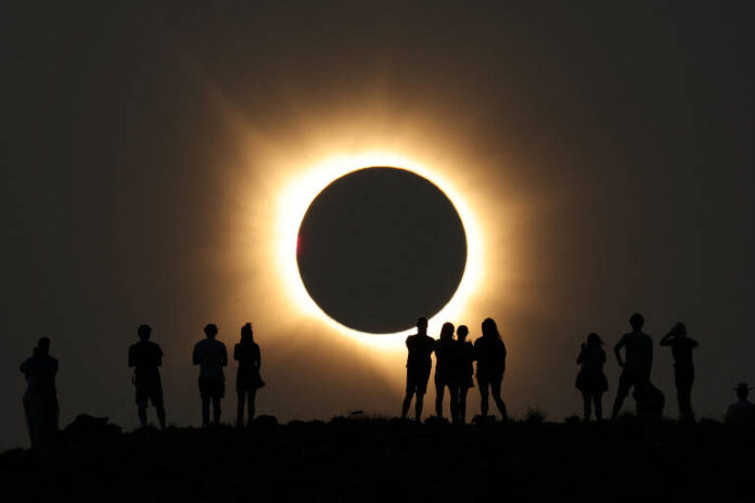 eclipse-solar-total-mergulha-cidade-espanhola-na-escuridao-e-impressiona-turistas;-veja-video