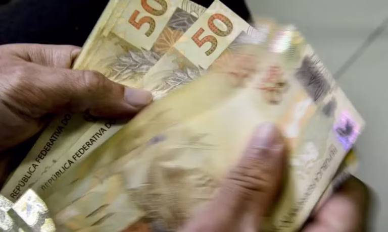 governo-preve-aumento-no-salario-minimo-de-r$-120-em-2027