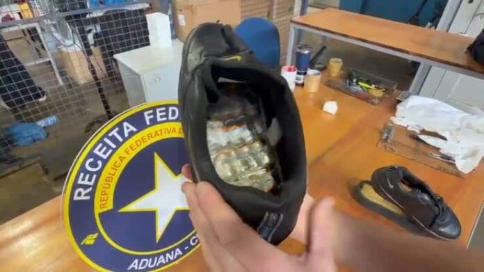 receita-federal-apreende-67-ampolas-de-medicamentos-escondidas-na-sola-de-tenis