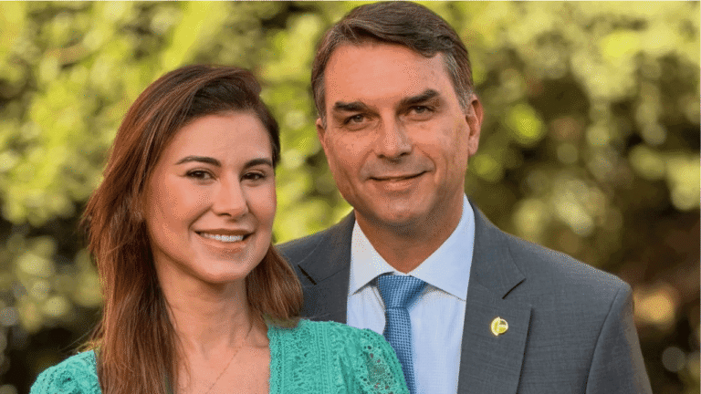 flavio-bolsonaro-inicia-campanha-a-presidencia-com-homenagens-ao-pai-e-a-esposa