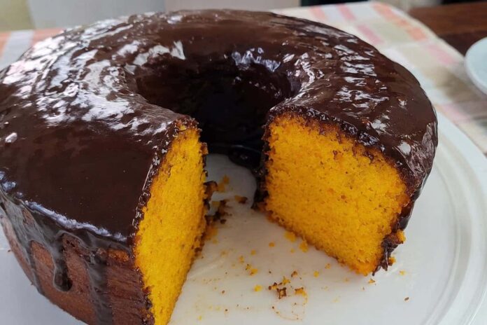 bolo-de-cenoura-fofinho:-veja-a-receita-facil-com-cobertura-de-chocolate