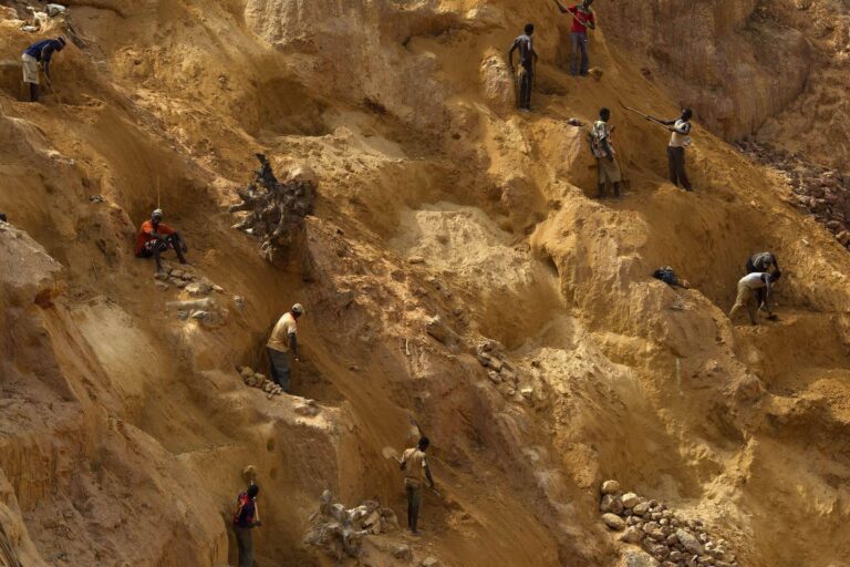 deslizamento-em-mina-de-ouro-ilegal-deixa-pelo-menos-100-mortos-na-africa;-veja-video