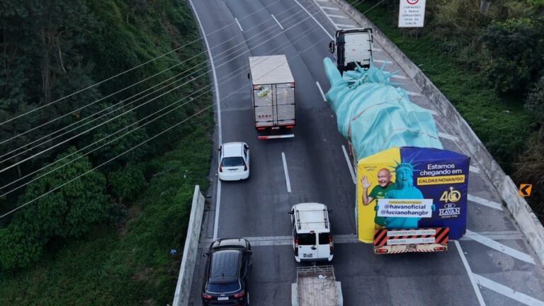 havan-leva-estatua-da-liberdade-gigante-para-nova-megaloja-no-brasil