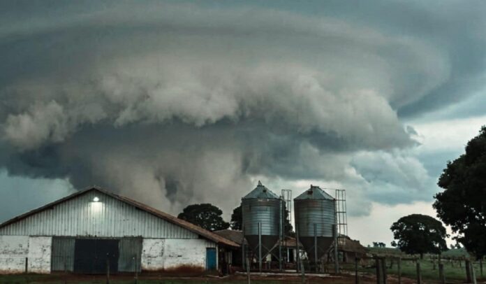 ciclone-extratropical-provoca-ventania-e-ameaca-seis-estados-com-rajadas-de-ate-90-km/h