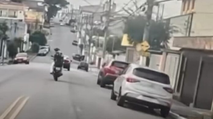 homem-e-flagrado-empinando-moto-com-crianca-na-garupa-no-rio-grande-do-norte;-veja-video