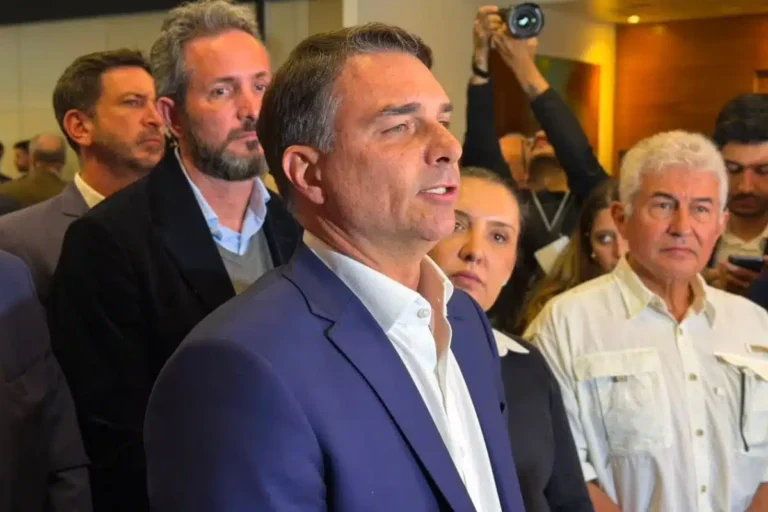 flavio-bolsonaro-admite-aliancas-politicas-e-evita-confronto-com-stf,-durante-jantar-com-mercado,-veja-detalhes